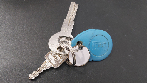 Porte clé bleu turquoise "Urmet" avec badge blanc et 2 clés