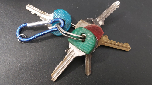 4 clés (capuchon bleu, rouge, blanc et verte) avec porte clé mousqueton