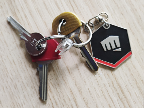 3 clés sur porte-clé noir et rouge avec la lettre "E"