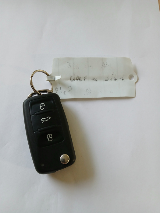 Clé voiture avec anneau et étiquette