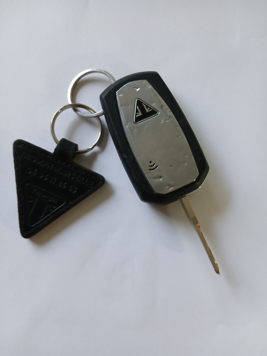 Clé de voiture sur porte-clé triangle noir